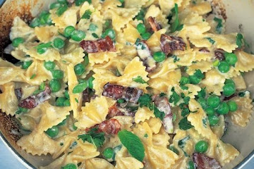 Farfalle with carbonara and spring peas