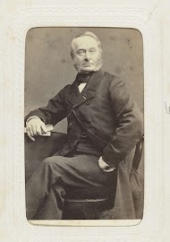 Studioportret van een man met grote bakkebaarden