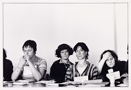 Studenten van een werkgroep van de afdeling Vrouwenstudies vergaderen over de Vrouwenstaking