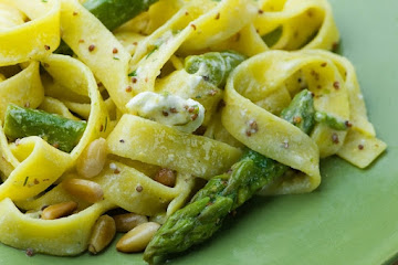 Pasta with Asparagus and Goat Cheese