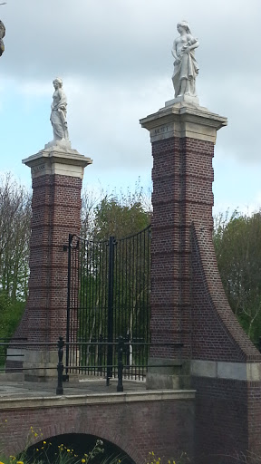 Zwaans Vliet Statue Gateway
