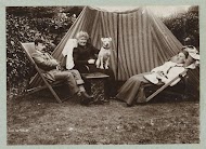 Familieportret bij tent