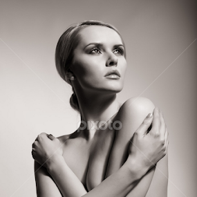 Carla Monaco - beauty portrait by Barrie Spence - Black & White Portraits & People