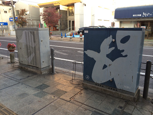 Portal - ウルトラマンと円谷英二のシルエットが描かれた地中電線