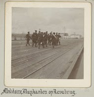 Muzikanten in militair uniform lopen op een brug over de Neva in Sint-Petersburg