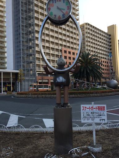 JR大久保駅前 時計の人形