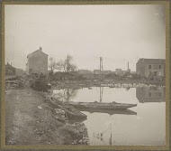 Bootje en huizen in een overstroomde buitenwijk van Parijs