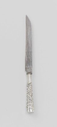 Mes met heft voorzien van fijne reliëfranken op gegranuleerde grond