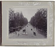 Marktstraat in Soerabaja met een tram, koetsen en voorbijgangers