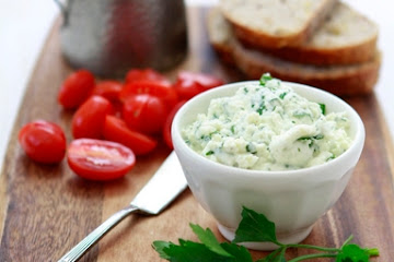 Herbed Ricotta and Tomato Crostini