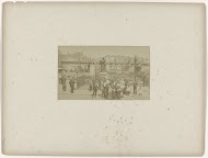 Publiek bij het standbeeld van Erasmus op de Grote Markt in Rotterdam