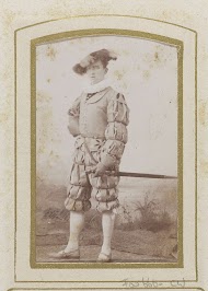 Portret van een jonge man in kostuum met zwaard, aangeduid als W.U. van Lanschot