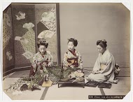Drie Japanse vrouwen schikken bloemen