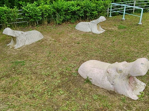 三頭のカバ像