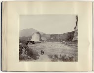 Vrouwen en kinderen bij een drooggevallen rivierbedding in een uitgesleten landschap, mogelijk op Sumatra