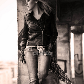  Gotta slow up, gotta shake this high by Ana Jinx - People Portraits of Women