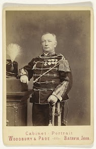 Studioportret van Generaal-Majoor G.B.T. Wiggers van Kerchem met onder andere zijn Militaire Willemsorde