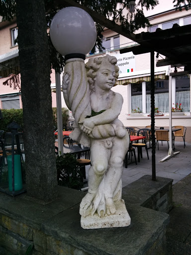 Statue mit Füllhorn