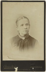 Studioportret van een vrouw in een zwarte, hooggesloten jurk