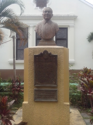 Diosdado P. Macapagal Statue