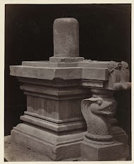 Yoni strutted by a naga, topped bij a non-contextual llinga (former Lichte collection). Yogyakarta, Yogyakarta district, D.I. Yogyakarta province, 9th century.