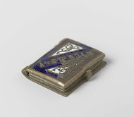 Hanger in de vorm van een boek, met daarin 6 stadsgezichten in Amsterdam