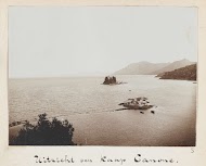 Gezicht op een bergkust met eilanden, vermoedelijk in Griekenland