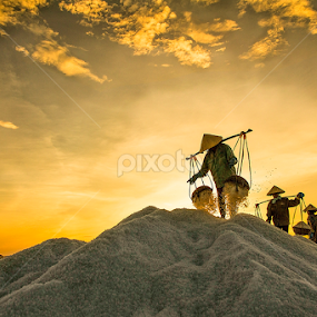 Vũ điệu nơi Đồng Muối ! by Han Duy - People Portraits of Women