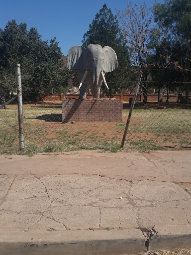 Elephant Statue Olifantshoek