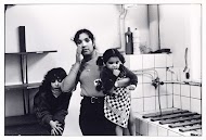 Marokkaanse vrouw met twee van haar vier kinderen in een Blijf van mijn lijf-huis