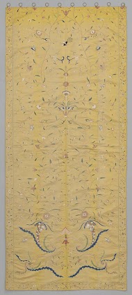 Gordijn, geel, geborduurd met vazen, bloemranken, hoorn van overvloed, pauwen en vlinders.