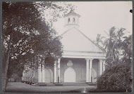 Kerkgebouw met pilaren, vermoedelijk op het terrein van een ziekenhuis in Nederlands-Indië