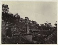 Daken van huizen gelegen tegen een heuvel, China