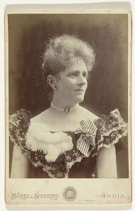 Studioportret van een vrouw, om haar nek draagt zij een collier met drie rijen parels