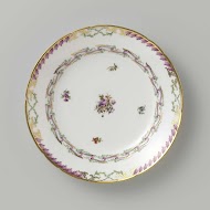 Bord, plat model, behorend bij een servies met geslingerd lintmotief met bladertakken, bloemboeketten en gestrooide bloemtakken