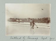 Het filteren van zout uit zeewater op opengrond in Sumenep.