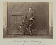 Portret van de heer A.E.W. Rutgers van Rozenburg met een fiets