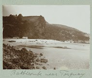 Baai met rotsen en strand