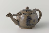 Theepot van steengoed met zoutglazuur