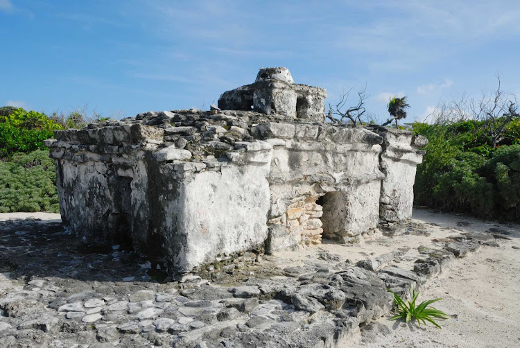 Just northeast of the Punta Sur lighthouse on Cozumel is the Caracol (Tumba del Caracol), a Maya building erected during the post-classic period.