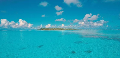 The atoll of Rangiroa consists of about 415 motus (sand islands), islets and sandbars.