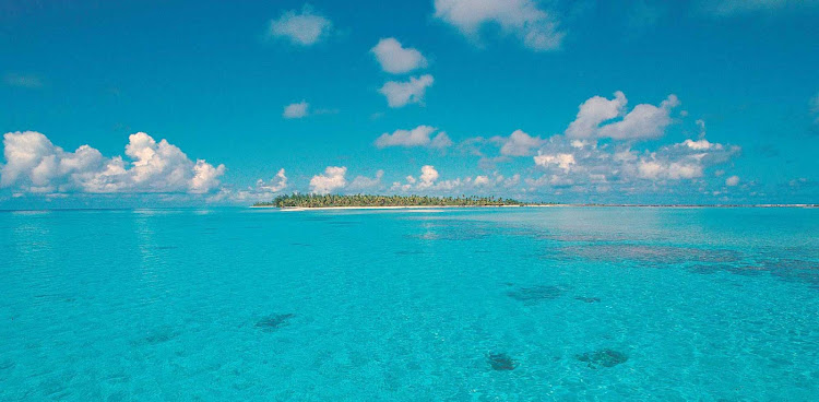 The atoll of Rangiroa consists of about 415 motus (sand islands), islets and sandbars.