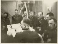 Duitse soldaten rond een tafel