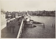 Wandelaars op de Ryde Pier, op de achtergrond de stad Ryde op het Isle of Wight