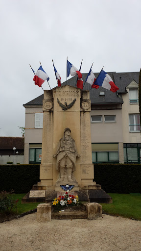Monument Aux Morts D'Aubigny Sur Nère