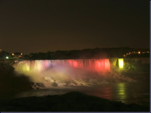 Niagara_falls_in_dark