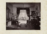 Eetkamer met gedekte tafel en een kinderstoel