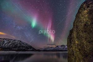 Aurora and rock by Benny Høynes - Landscapes Starscapes