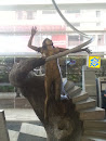 Estatua Escalada Feminina