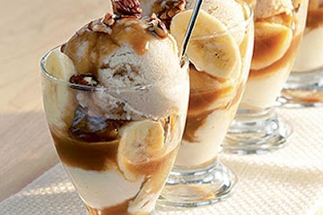 Banana ice sundaes with fudge sauce